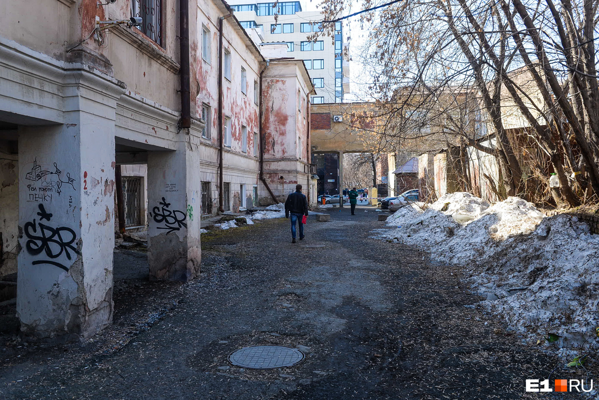 За гаражами — внутренний двор, где раньше развешивали белье и складировали дрова