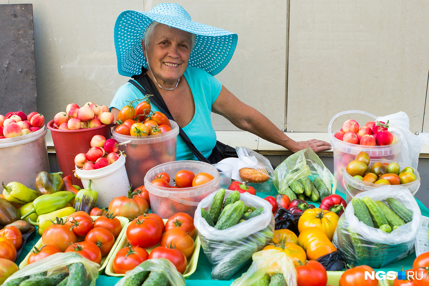 Пенсионеры смогут бесплатно торговать овощами в специально оборудованных лотках