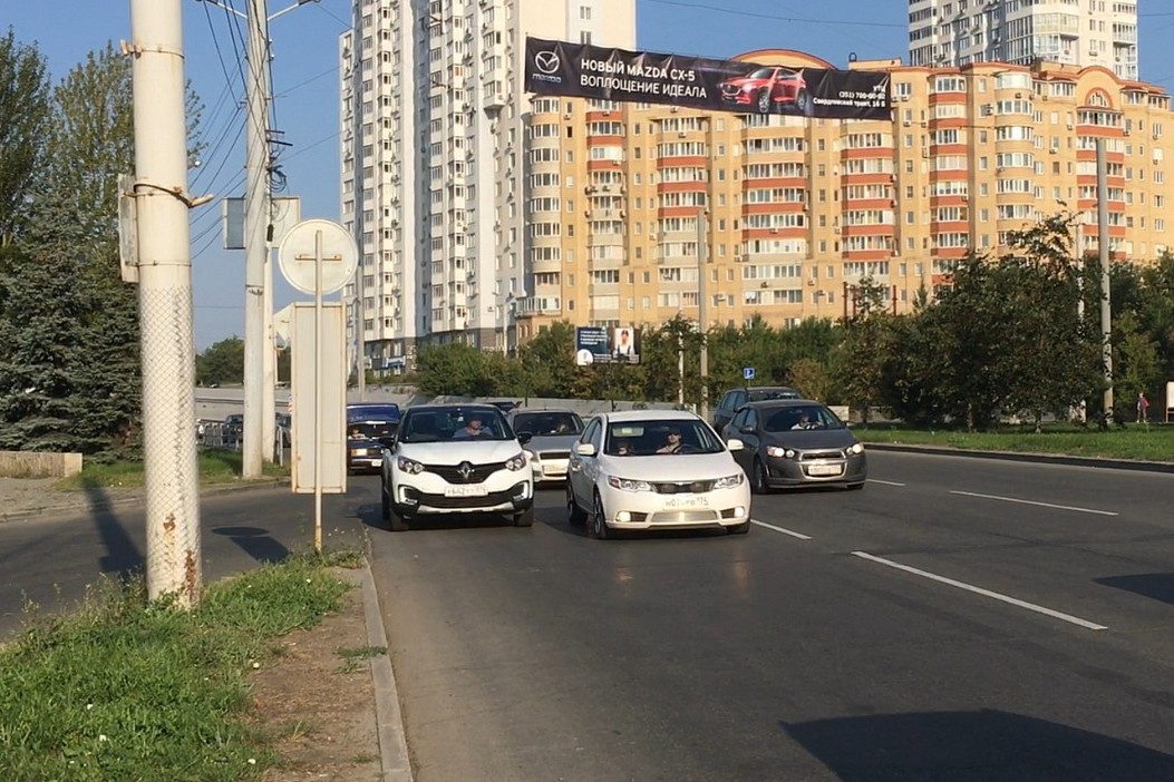 Водитель Renault и KIA выясняют, чья это полоса Водитель Renault и KIA выясняют, чья это полоса