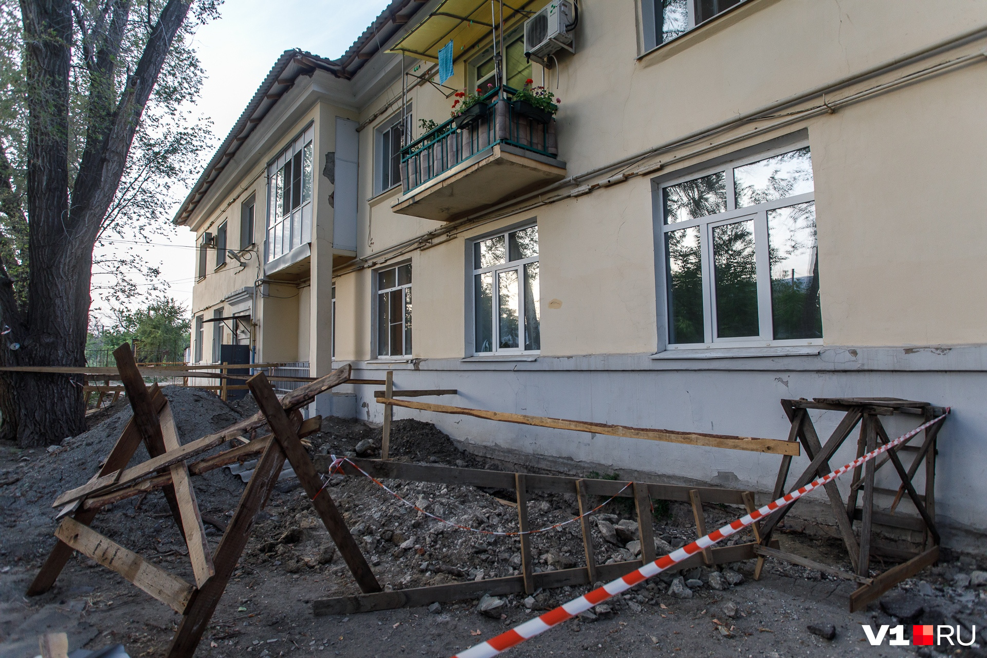 В яму уже успела провалиться женщина В яму уже успела провалиться женщина