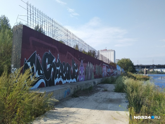 Уличные художники раскрасили стены граффити 