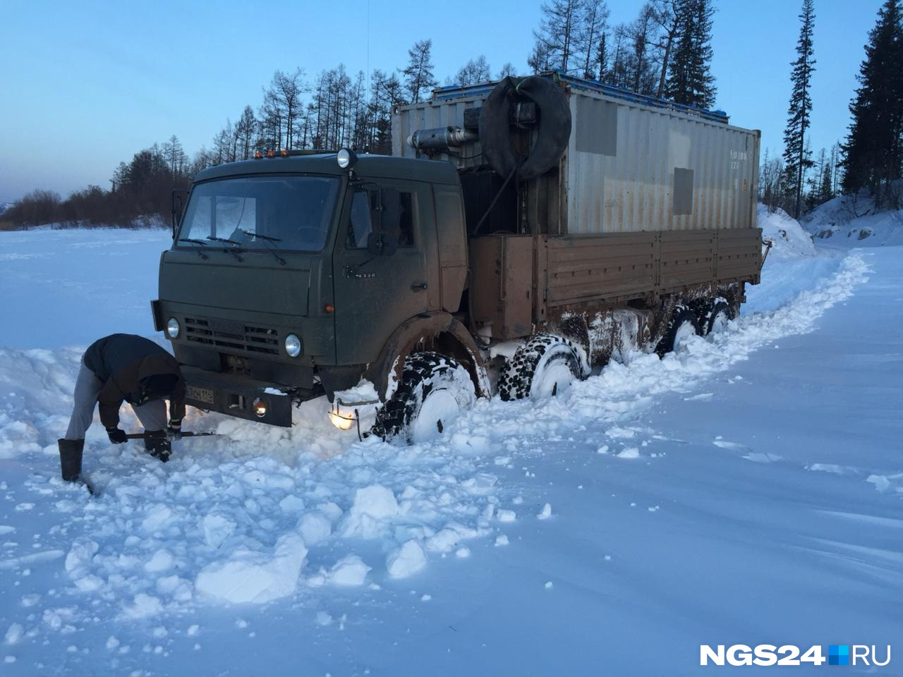 На севере Красноярского края снежная стихия бушует с выходных.