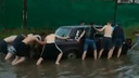 В Ярославле 15 друзей на руках вынесли утонувшую в луже «семерку». И прославились!