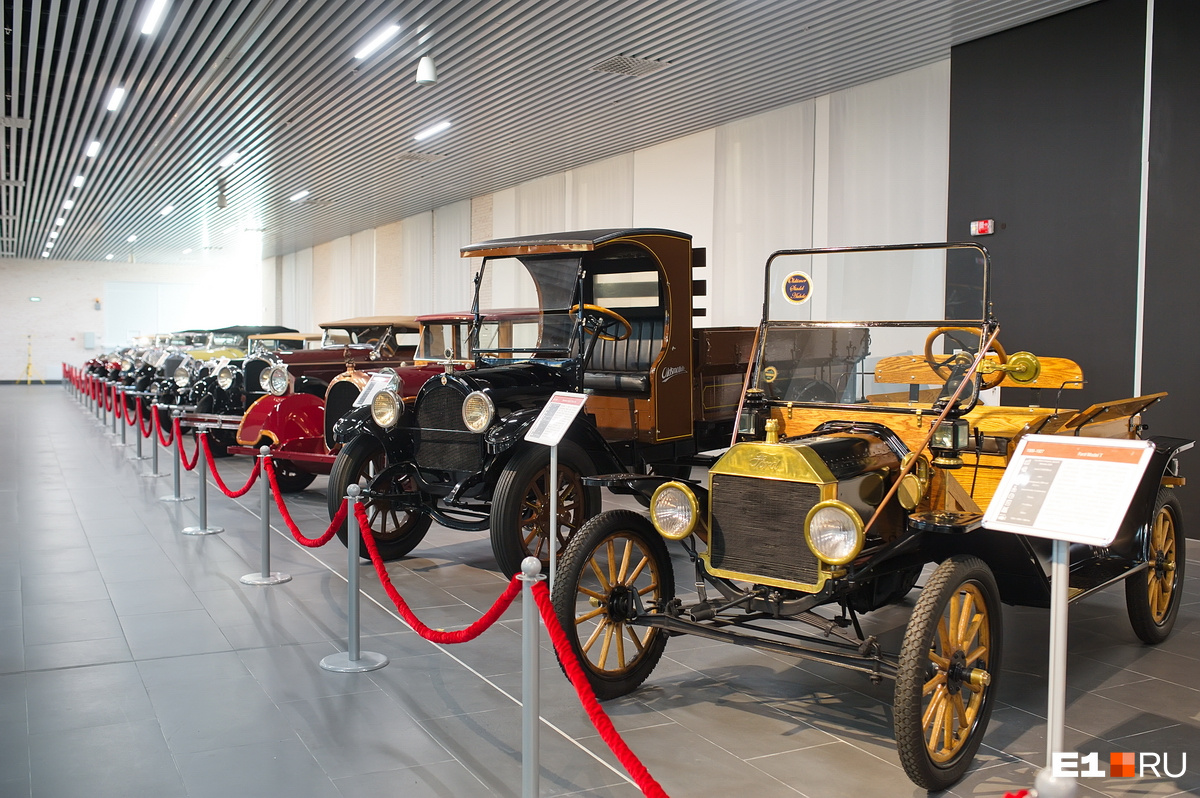 На первом этаже выставлены автомобили конца
XIX — начала XX века
