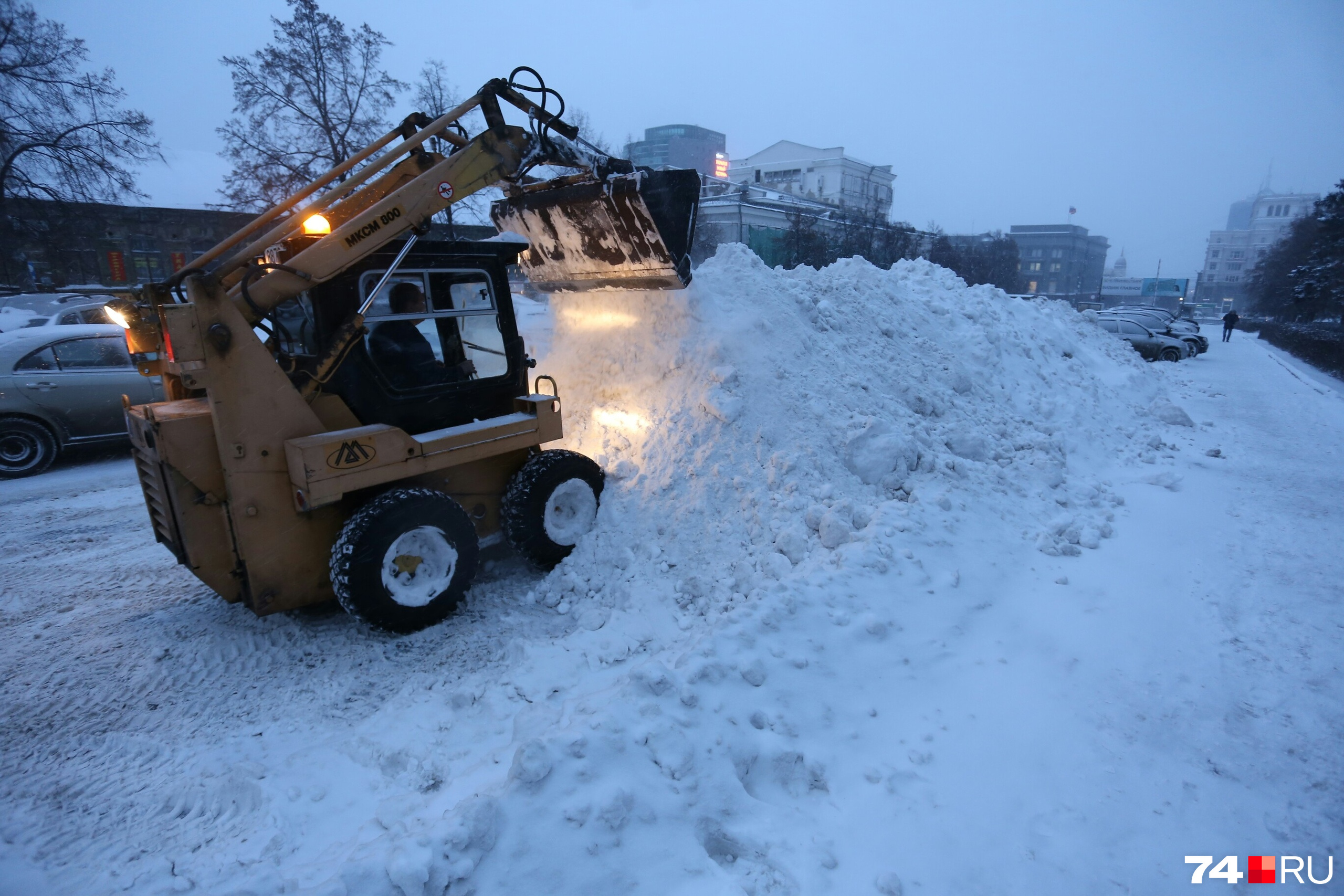 Город сегодня чистят от снега 150 единиц техники