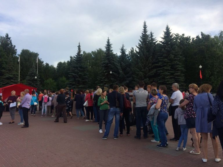 Чтобы поставить свою подпись, выстроилась большая очередь<br> Чтобы поставить свою подпись, выстроилась большая очередь<br>