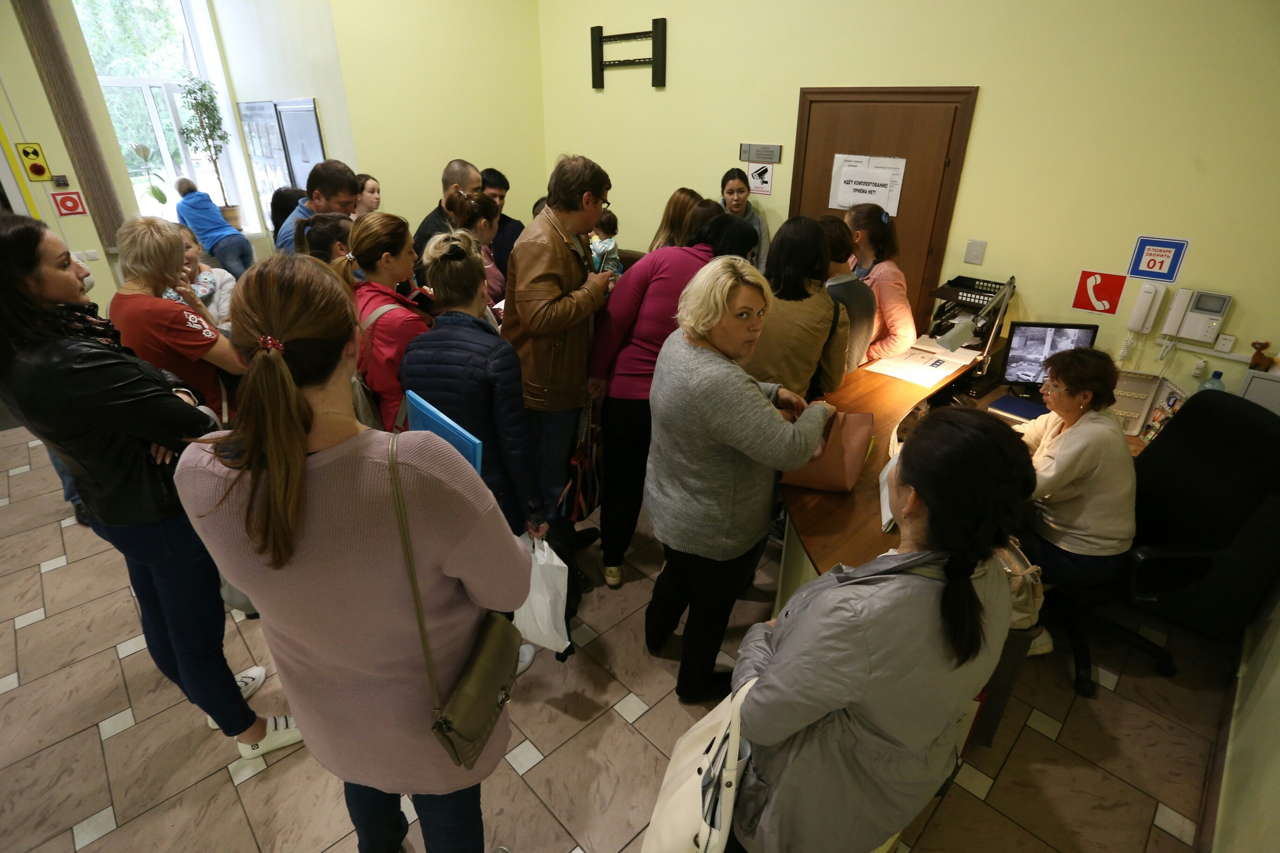 В холле собралась большая очередь В холле собралась большая очередь