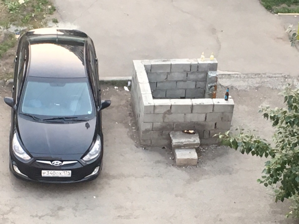 А здесь дело не в запаркованном автомобиле, а в рудиментах, остававшихся от снесённой стоянки А здесь дело не в запаркованном автомобиле, а в рудиментах, остававшихся от снесённой стоянки