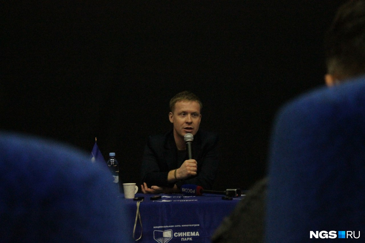 Актёр Антон Богданов отвечает на вопросы зрителей после просмотра фильма
