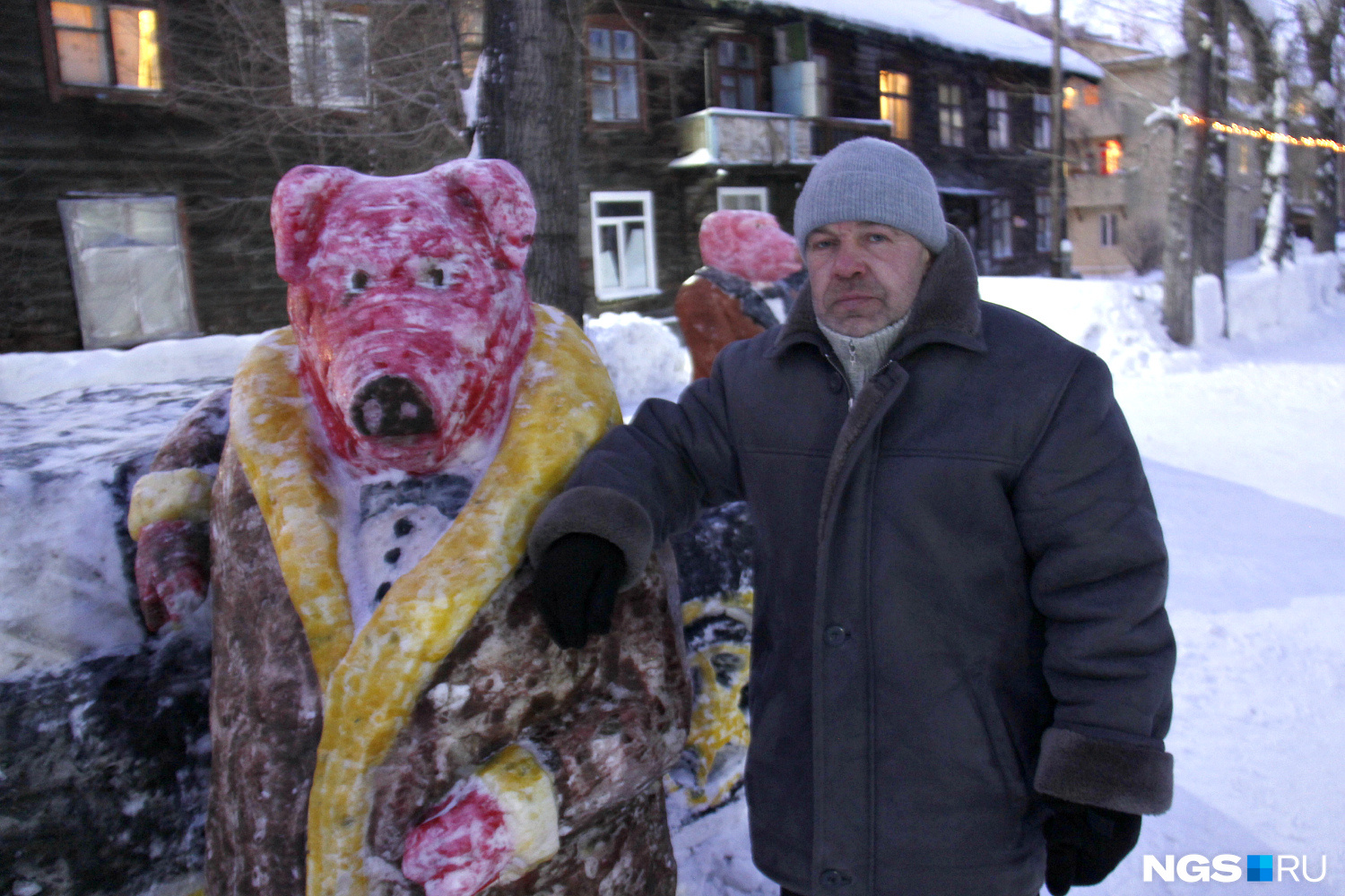 Создатель снежных скульптур — местный житель Олег Попов