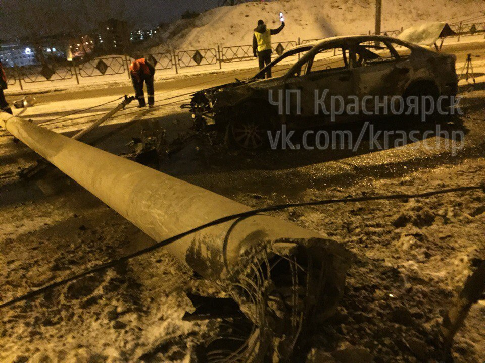 Столб перекрыл дорогу Столб перекрыл дорогу