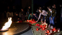 Новосибирцы зажгли свечи памяти у Монумента Славы