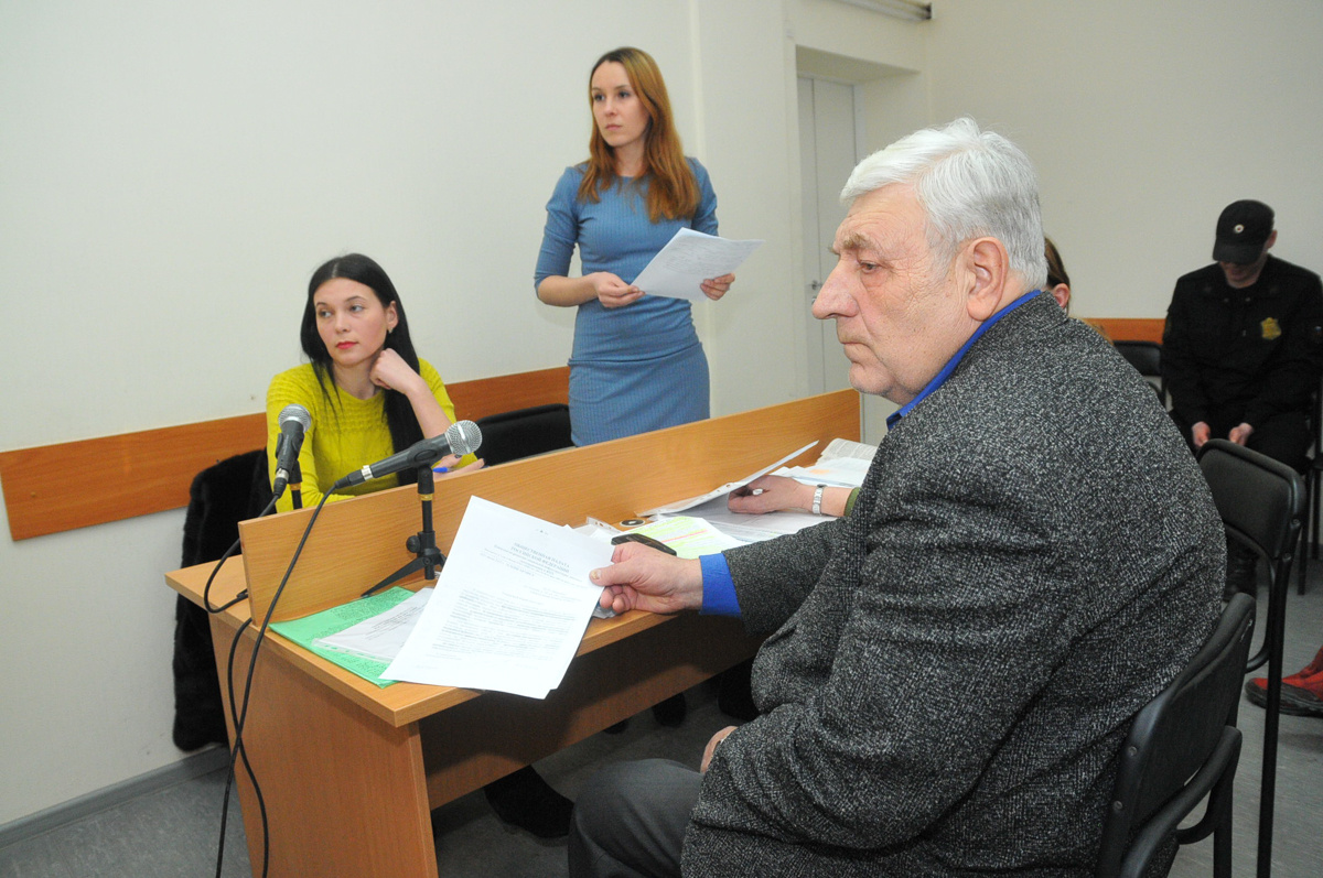 Представитель Роспотребнадзора (в синем платье) сказала, что у пожилых супругов есть право на неприкосновенность жилья 