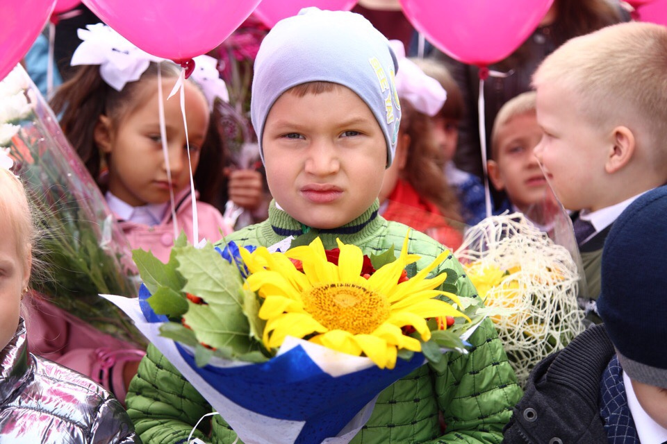 В отличие от настроения, цветок у этого школьника солнечный В отличие от настроения, цветок у этого школьника солнечный