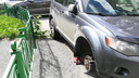 «Одним и тем же ножом»: десяткам машин порезали колёса во дворах на Челюскинцев