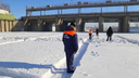 На Исети в Далматово распилили 26 тысяч квадратных метров льда