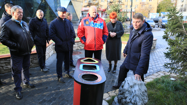 «Пример косолапости»: мэр раскритиковал мусорку для раздельного сбора отходов на Театральной площади
