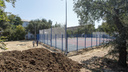 «Яма так и будет смердеть?»: волгоградцев возмутил избирательный ремонт школьной спортплощадки