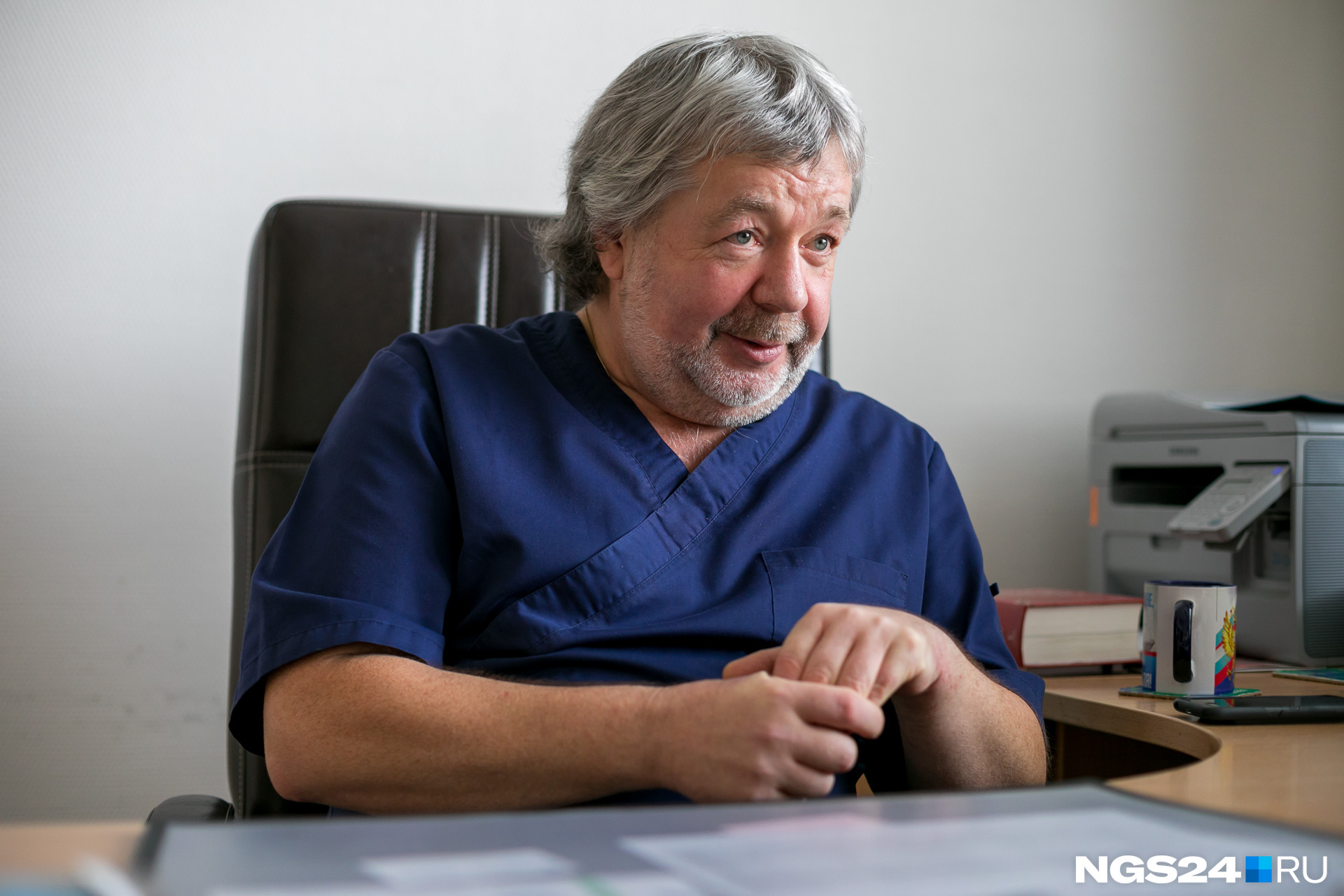 55-летний Эдуард Иваницкий — опытный хирург и самый старший в своем отделении 