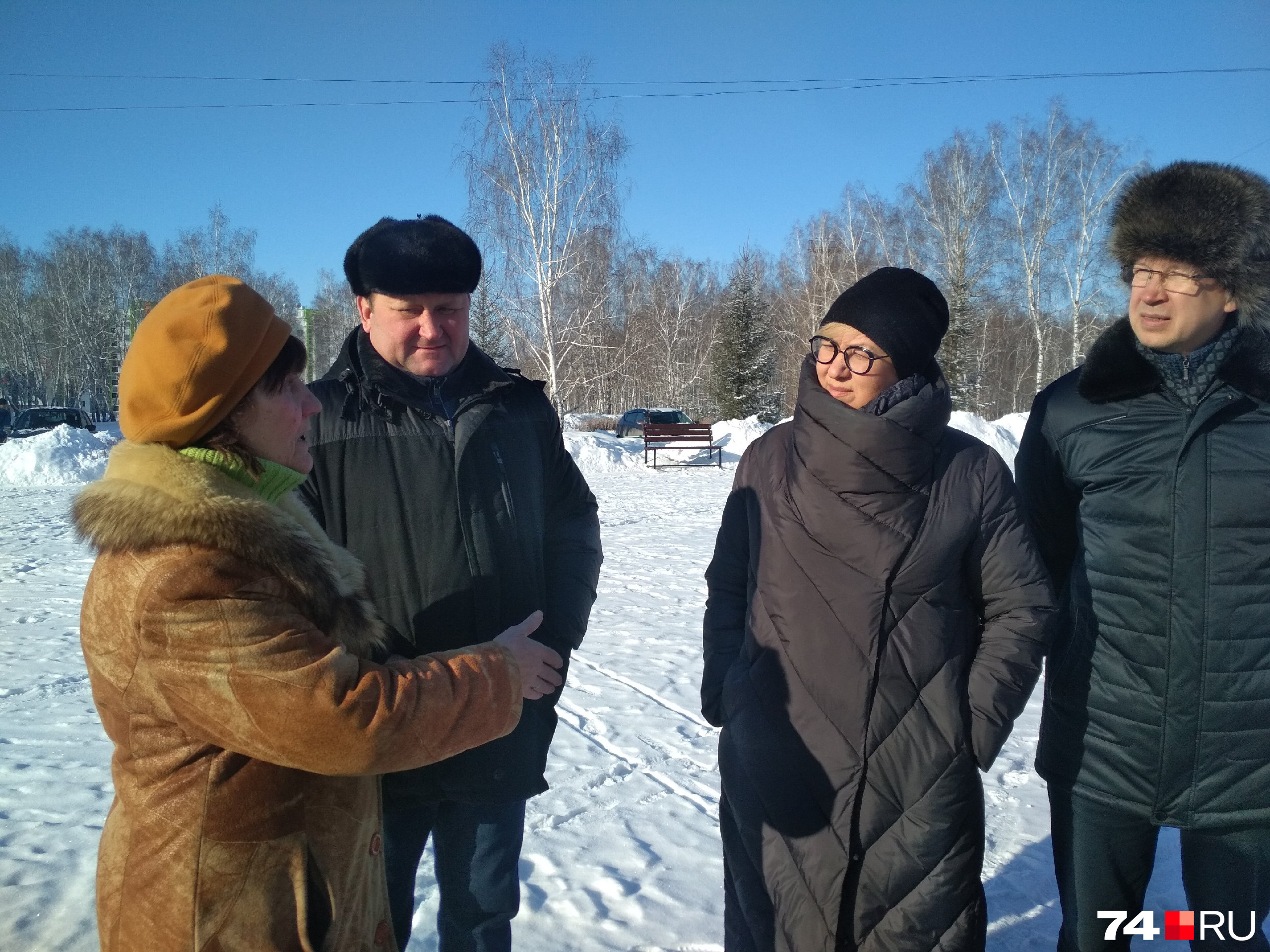 Глава района Евгений Ваганов (слева) прибыл практически к началу стихийного митинга