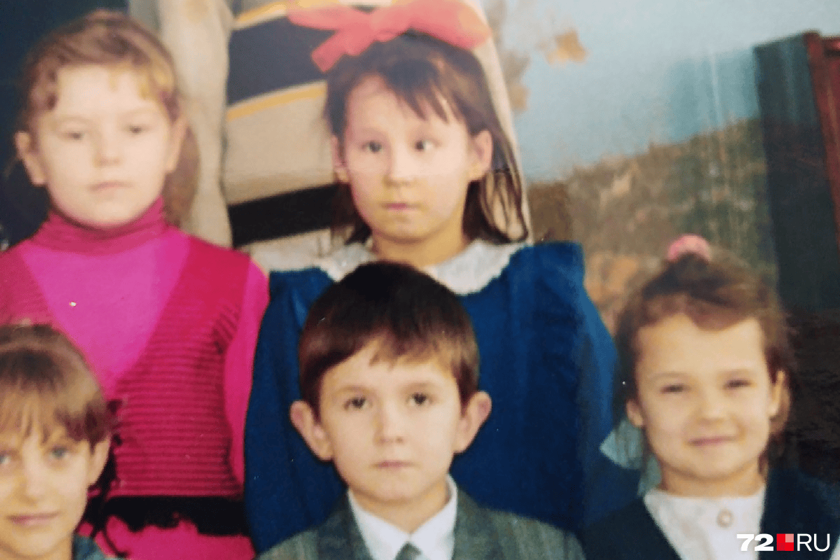 Алёна — в синем платье и с красным бантом. Девочка, вспоминают родные, была очень самостоятельной и заботливой, хорошо училась, помогала маме управляться с двумя младшими детьми Алёна — в синем платье и с красным бантом. Девочка, вспоминают родные, была очень самостоятельной и заботливой, хорошо училась, помогала маме управляться с двумя младшими детьми