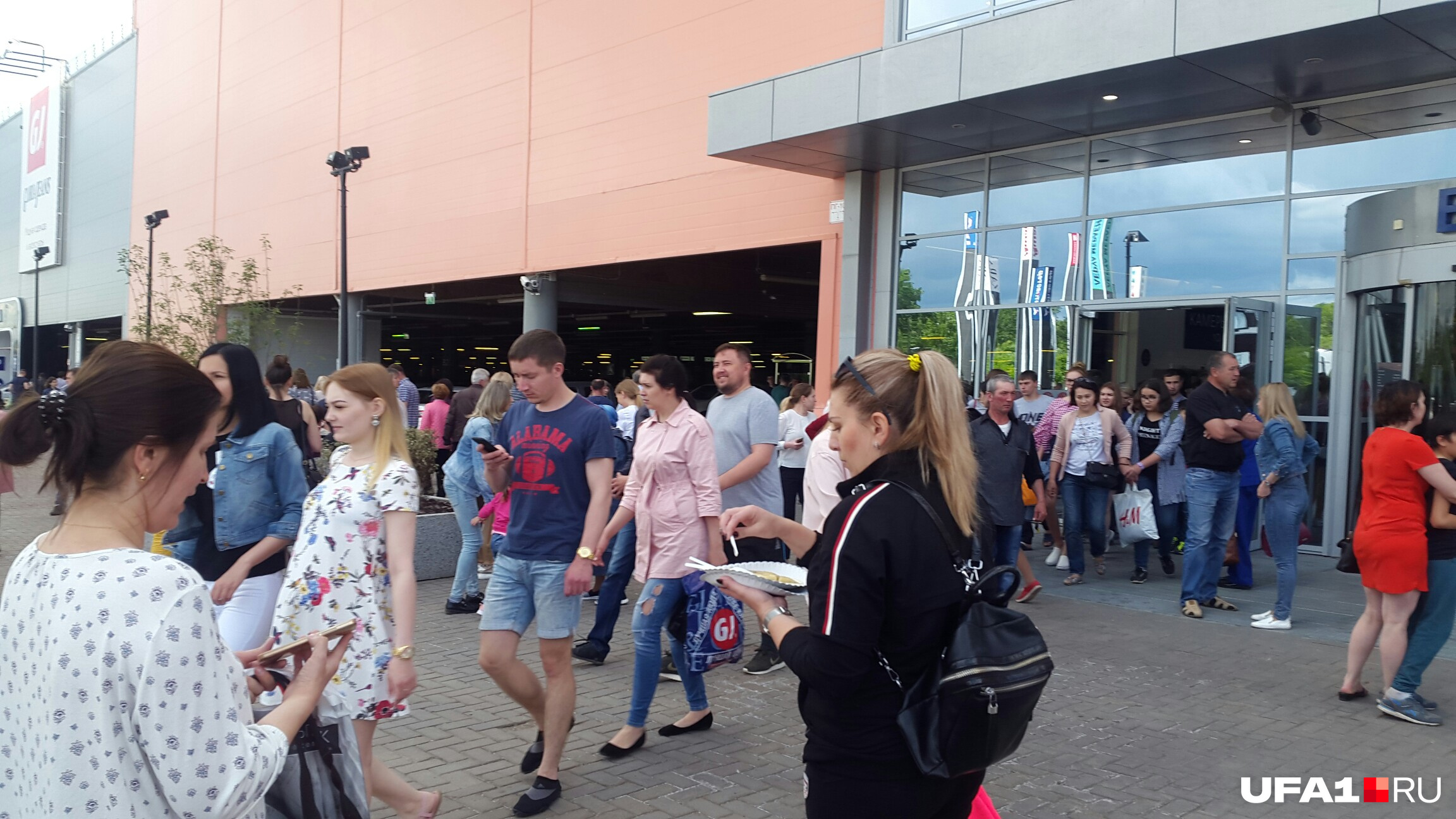 Эвакуация в уфе сегодня. Эвакуация в меге уфа. эвакуируют мегу в уфе. эвакуация в меге уфа 18 июня. эвакуация в меге уфа сегодня.