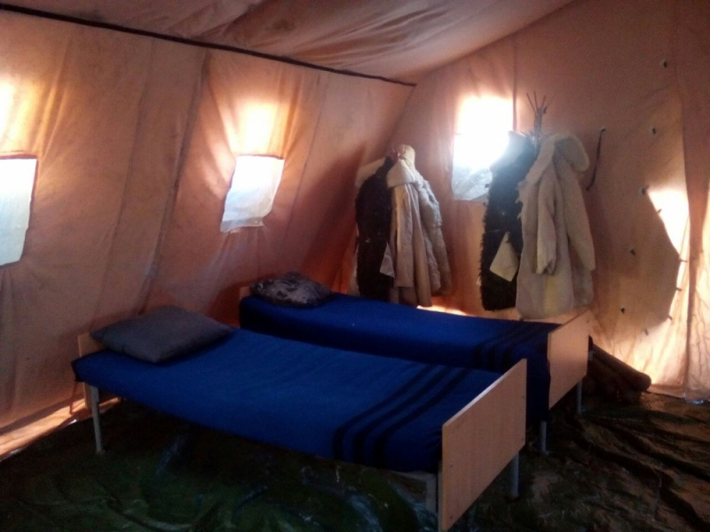 Внутри палатки можно согреться и отдохнуть