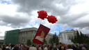 Красный день: толпа коммунистов пришла в Первомайский сквер ради дня рождения Сталина