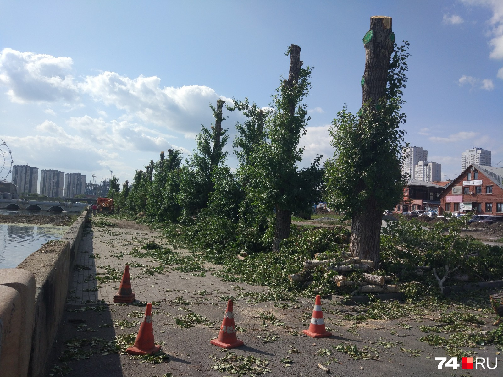 Вдоль реки тоже уже начались работы Вдоль реки тоже уже начались работы