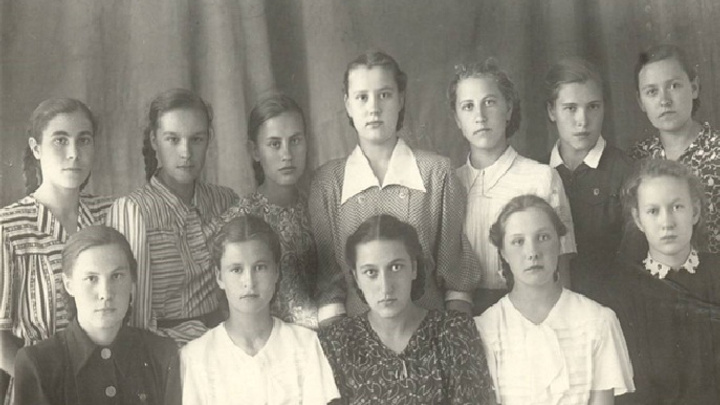 Первый в истории Красноярска последний звонок: на чердаке школы нашли старый снимок выпускниц