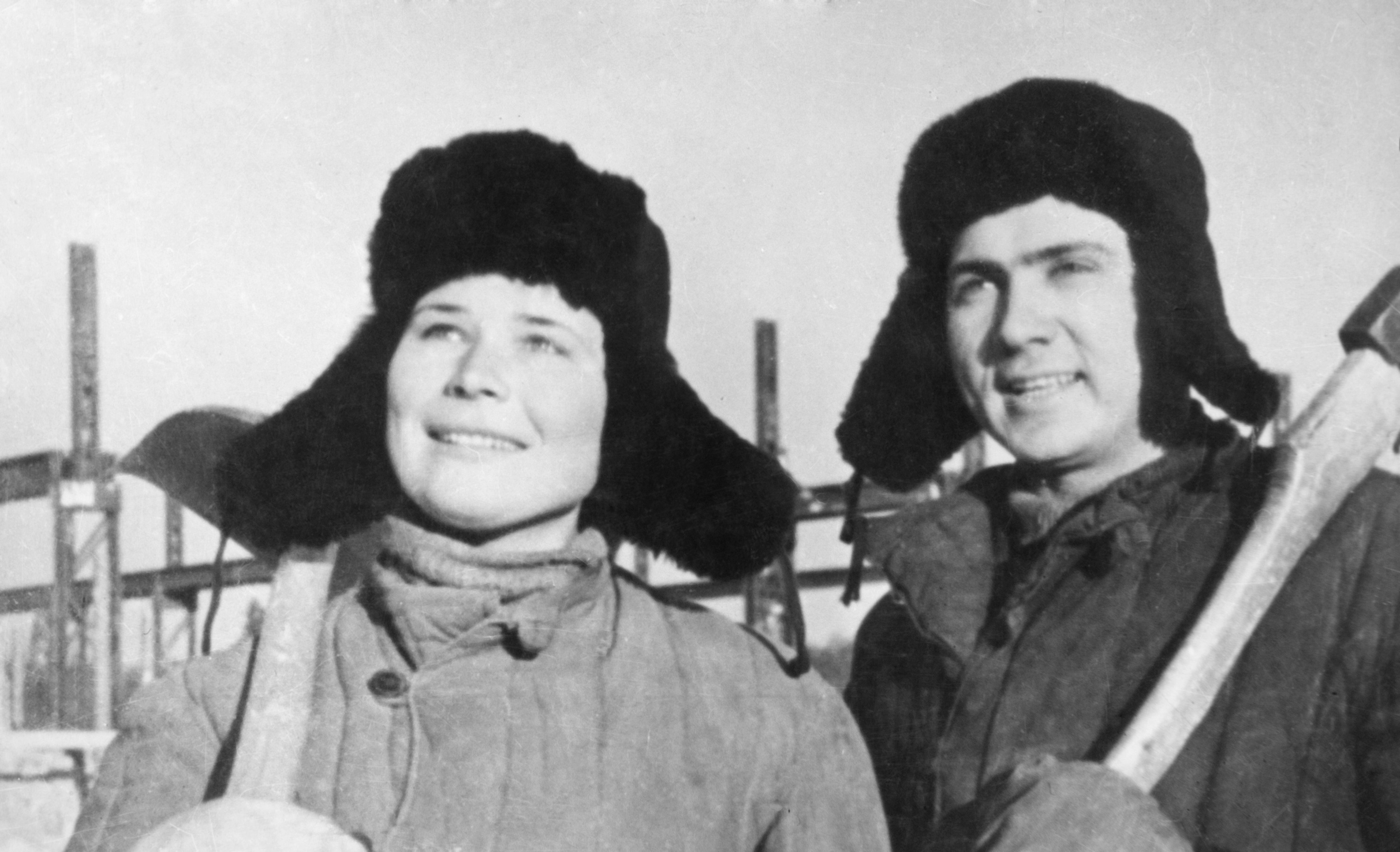 Юные комсомольцы — строители завода Юные комсомольцы — строители завода