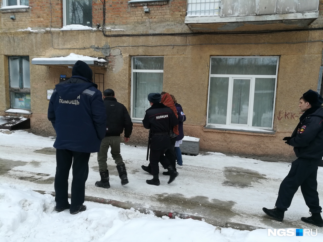 Хозяина загоревшейся квартиры прикрыли полотенцем Хозяина загоревшейся квартиры прикрыли полотенцем