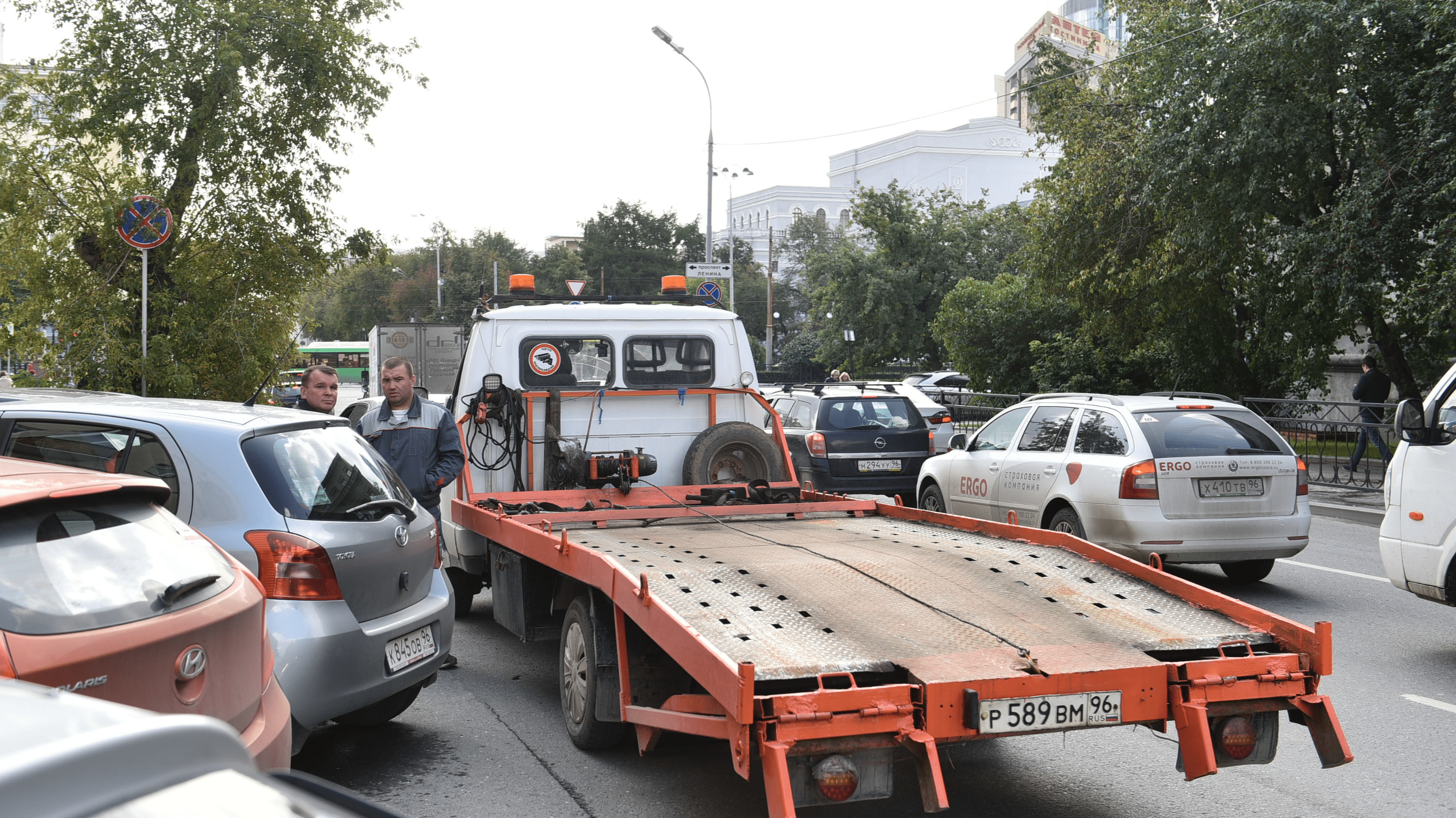 «Раньше забирали 100 машин в день, а сейчас не вывозим»: как в Екатеринбурге работают эвакуаторщики