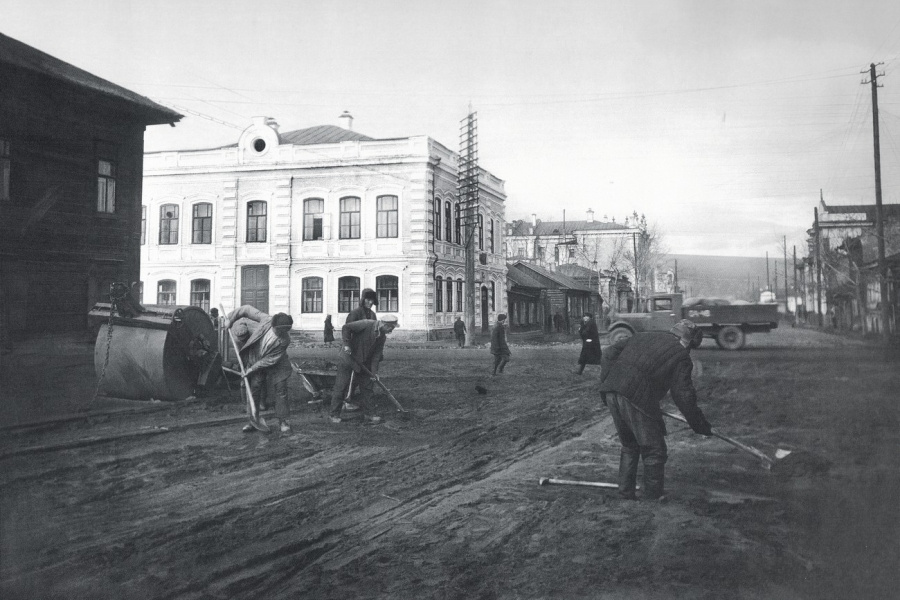 Работы по благоустройству улицы Перенсона на пресечении с улицей Карла Маркса. Фотография 1938 года