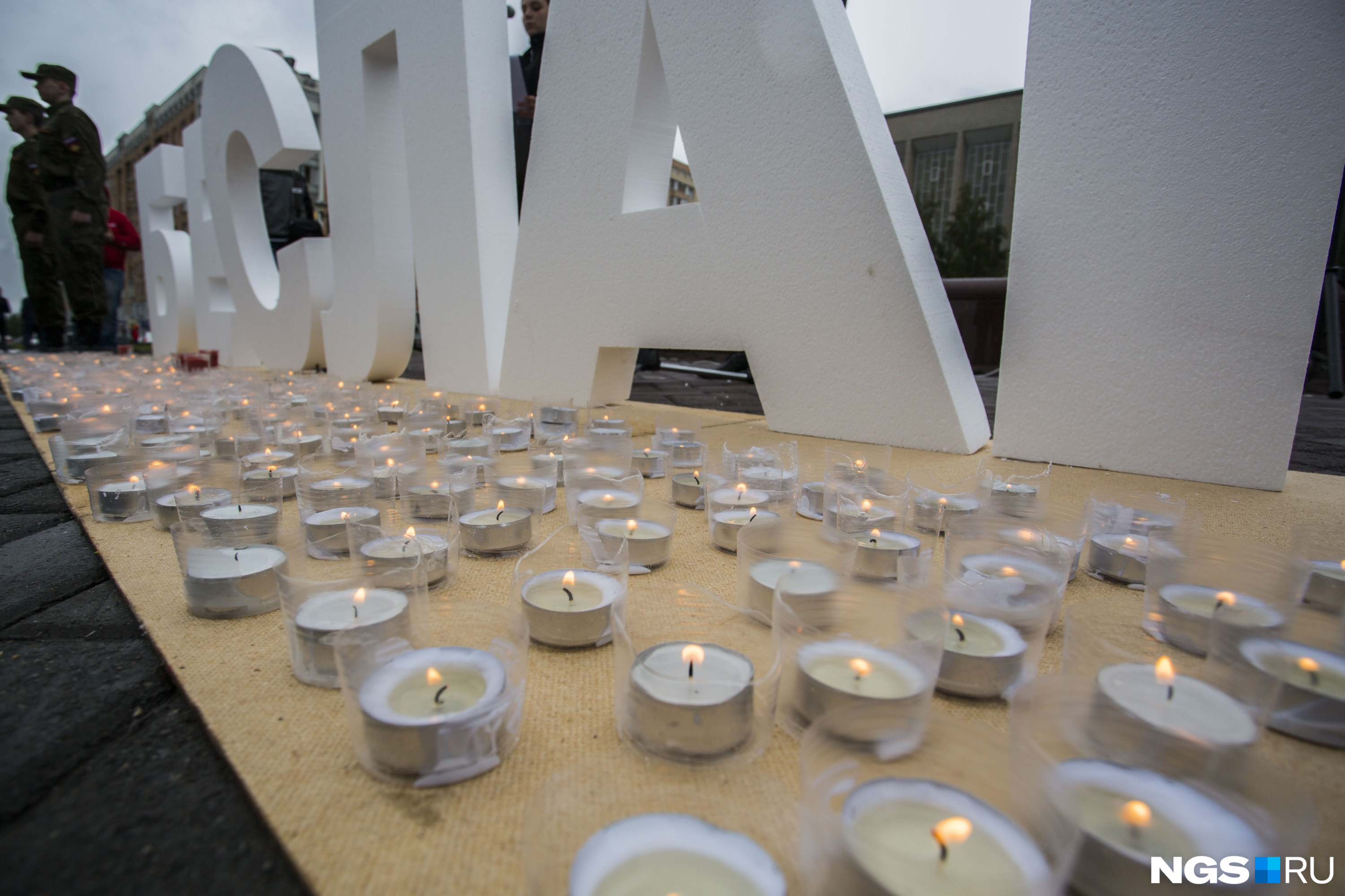 В память о жертвах бесланского теракта на площади поставили белые буквы