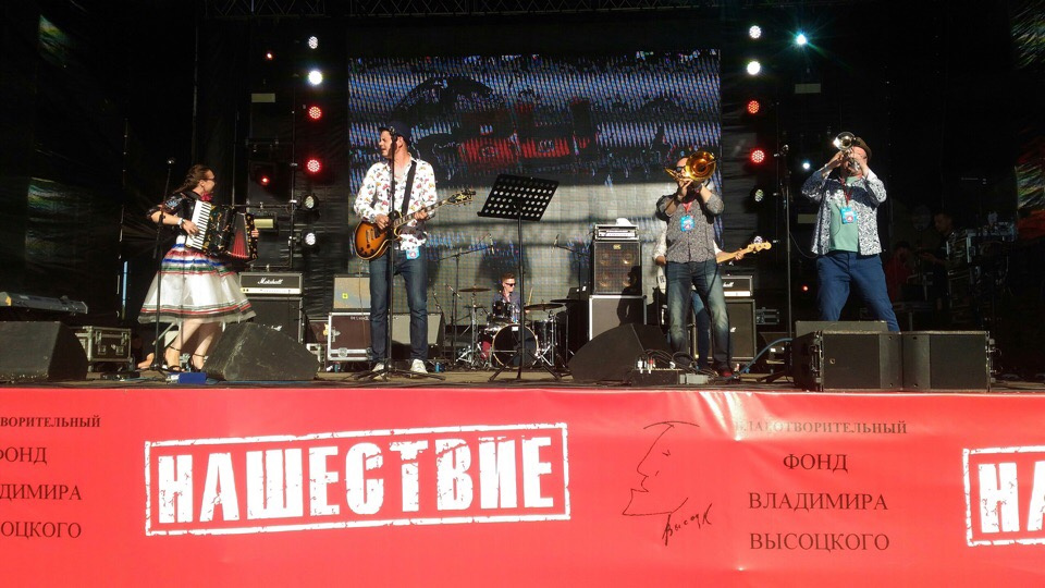 Новосибирская группа во время выступления на «Нашествии»