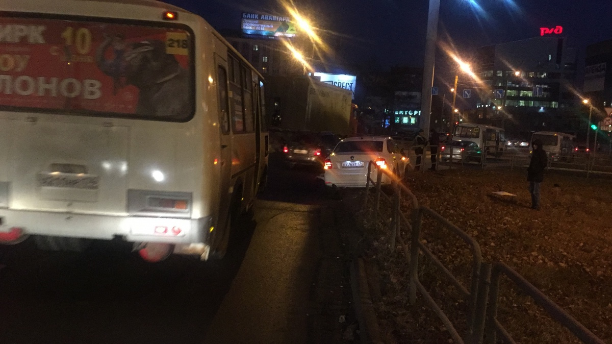 Ещё одно ноябрьское происшествие, в котором столкнулись две челябинские беды: маршрутка и обычное такси