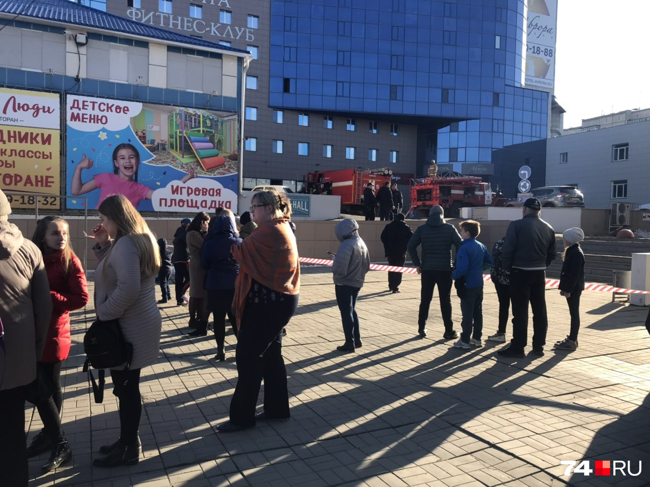 Люди стояли несколько часов Люди стояли несколько часов
