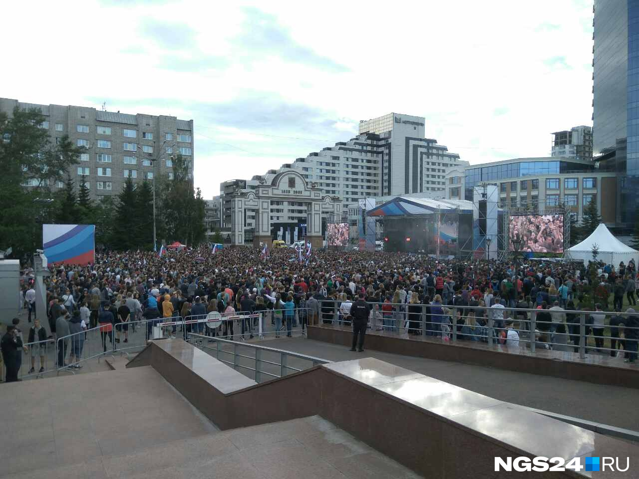 Многотысячная толпа ждёт выступления московского рэпера Многотысячная толпа ждёт выступления московского рэпера