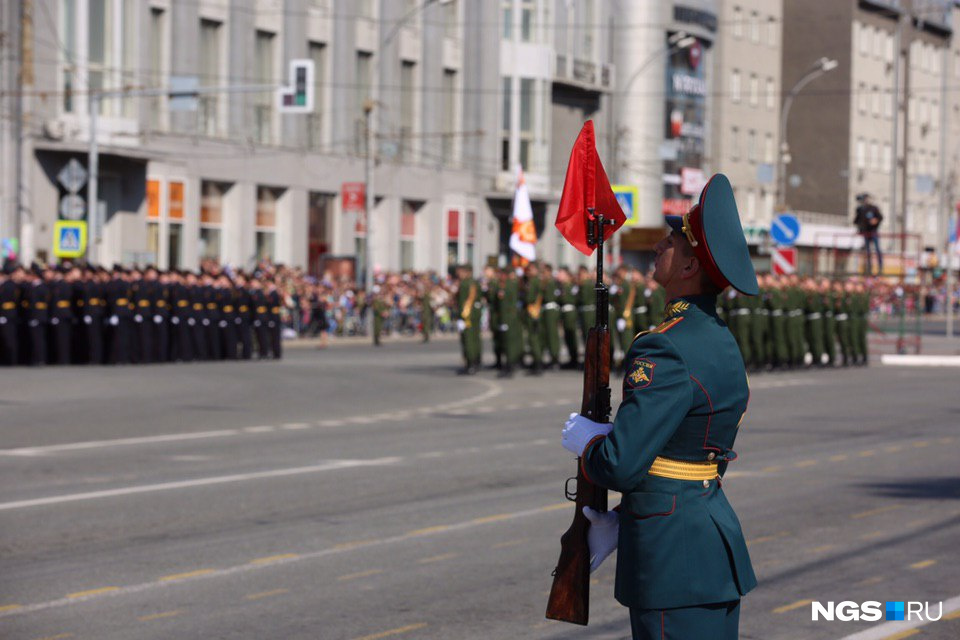 Военные выступили перед ветеранами и тысячами новосибирцев, которые пришли посмотреть на парад