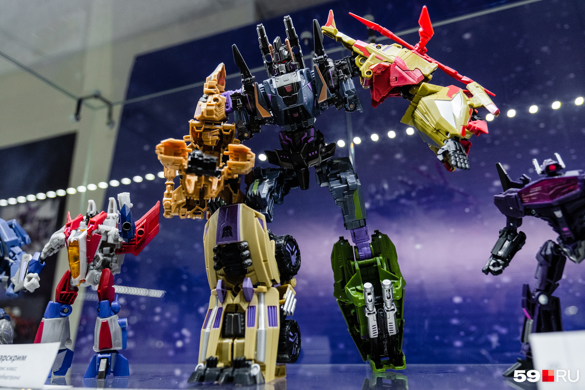 Музей трансформеров пермь. Музей роботов трансформеров. Музей роботов трансформеров. Самолет с музея трансформеры. Робот трансформер пермь.