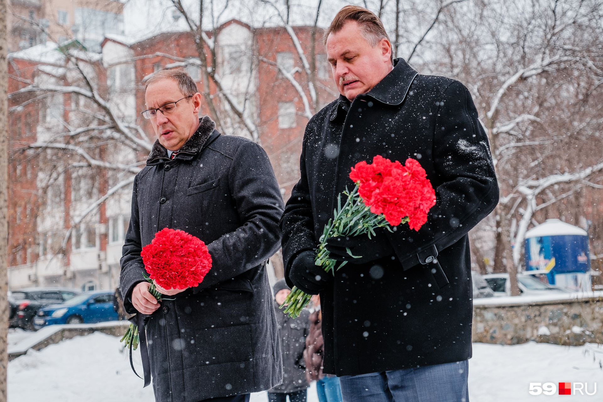 К мемориалу сегодня пришли глава города Дмитрий Самойлов и председатель Пермской городской думы Юрий Уткин К мемориалу сегодня пришли глава города Дмитрий Самойлов и председатель Пермской городской думы Юрий Уткин