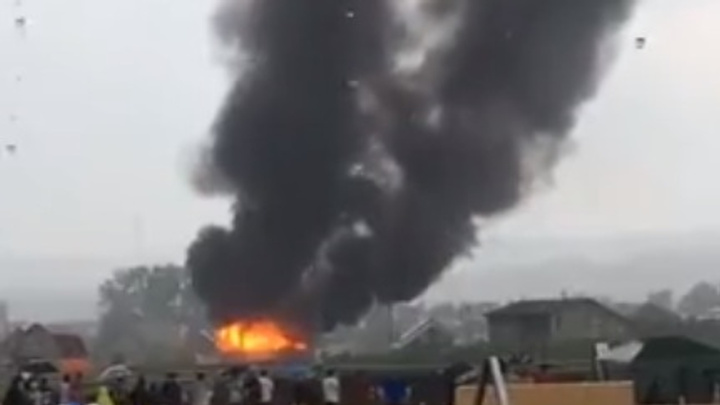 В Емельяново выгорел коттедж из-за попадания в крышу молнии