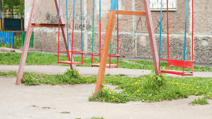 В Челябинской области падение ребёнка с качелей переросло в уголовное дело о халатности