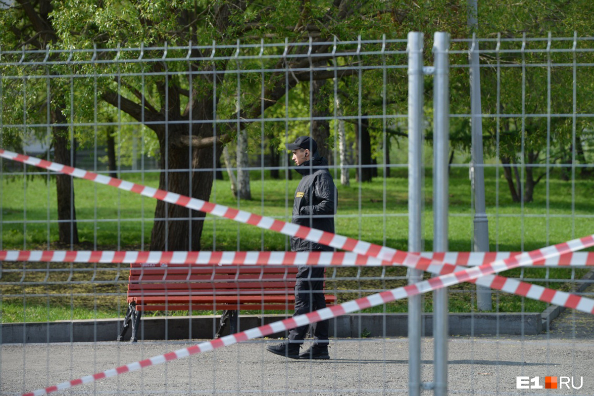 В первый день в сквере появился сетчатый забор В первый день в сквере появился сетчатый забор