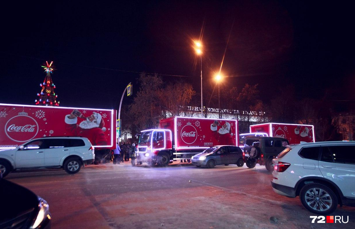 В прошлом году «Рождественский караван» объехал 69 российских городов. Передвигаясь по Тюмени, остановок для общения с горожанами не делал. Но успеть сфотографировать грузовики было легко