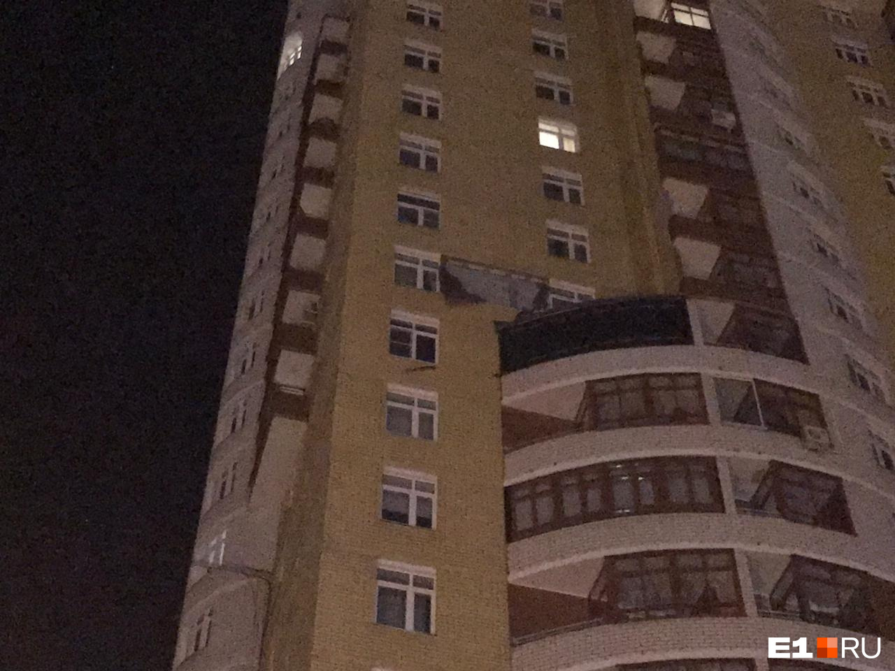 С виду дыра на месте обрушения напоминает самодельный балкон