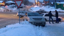 «Тойота» вылетела на тротуар после аварии на Кирова