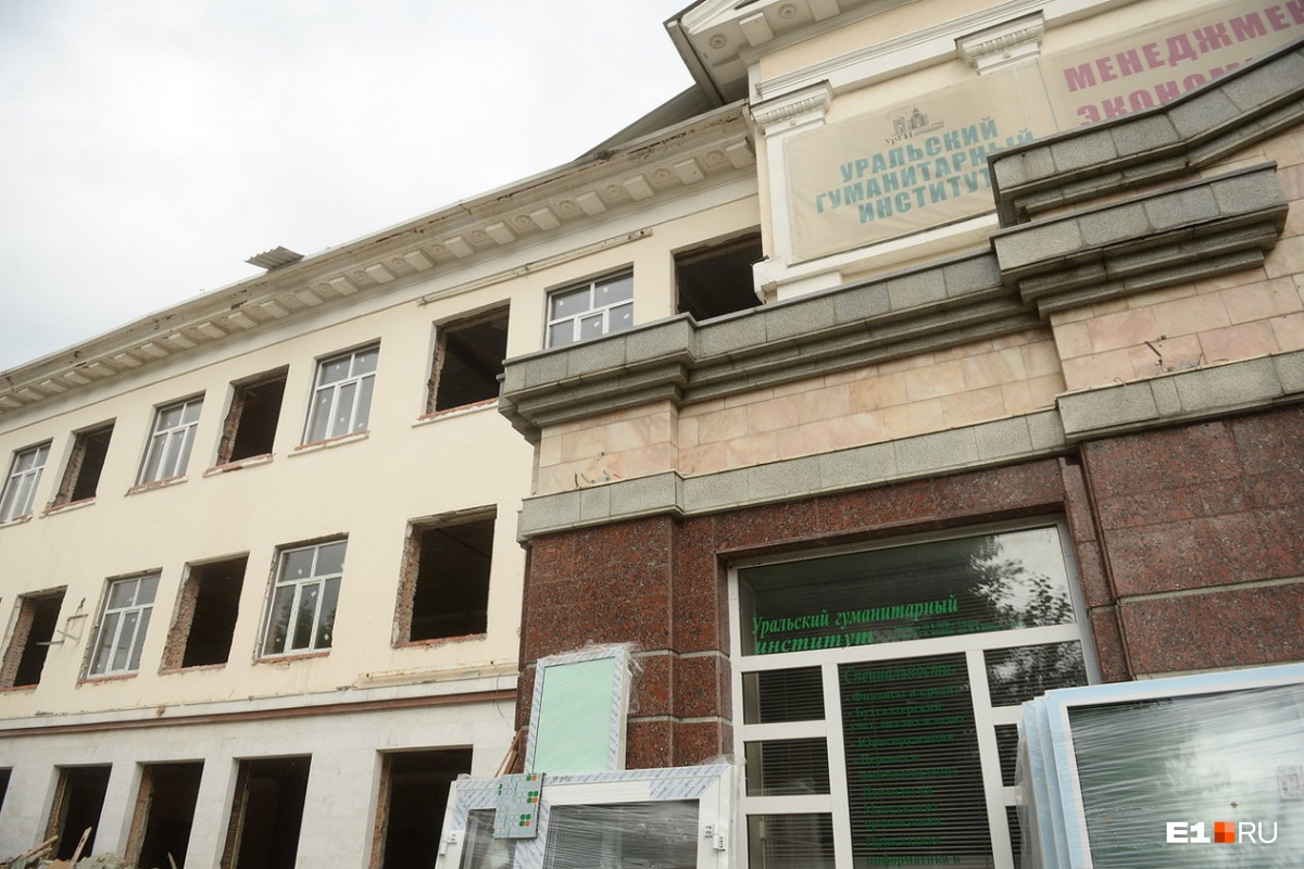 Здание Гуманитарного института, которое превратили в школу