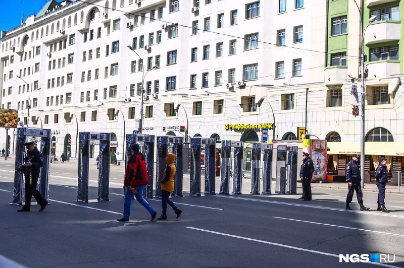 У новосибирцев досматривают одежду, сумки и личные вещи У новосибирцев досматривают одежду, сумки и личные вещи